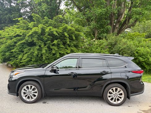 Used 2021 Toyota Highlander Limited AWD/4WD image 1