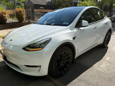 Used 2021 Tesla Model Y Long Range AWD/4WD image 1