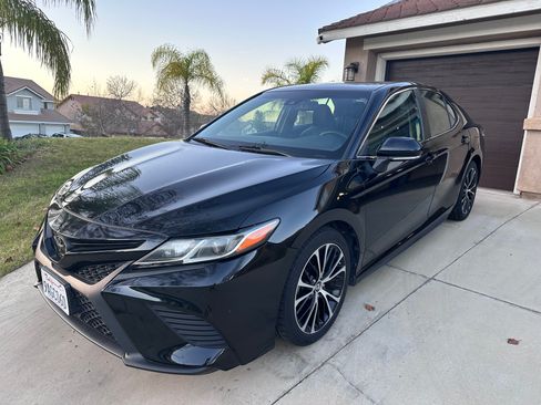 Used 2019 Toyota Camry SE image 1