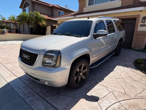 Used 2007 GMC Yukon XL Denali AWD/4WD image 1