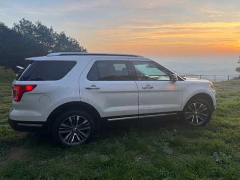 Used 2019 Ford Explorer Platinum image 2
