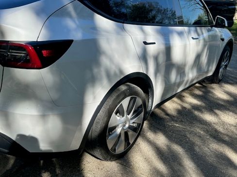 Used 2022 Tesla Model Y Long Range image 14