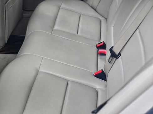 Used 2010 Mercedes-Benz E 350 4MATIC Sedan image 10