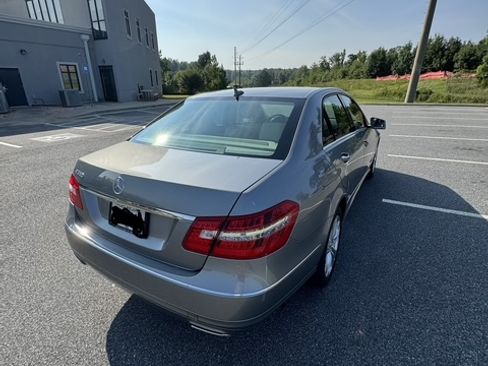 Used 2010 Mercedes-Benz E 550 Sedan image 12