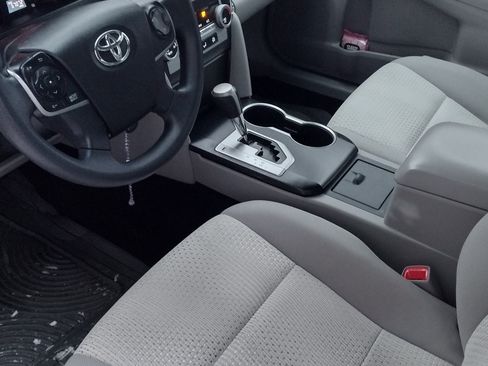 Used 2014 Toyota Camry LE image 11