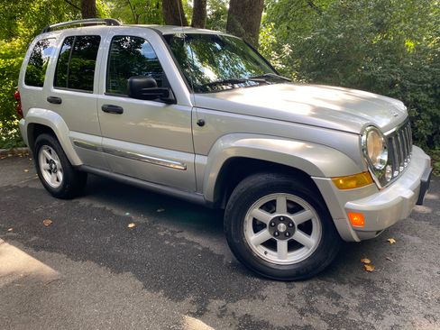 Used 2007 Jeep Liberty Limited AWD/4WD image 19