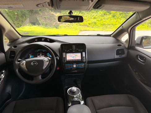 Used 2017 Nissan Leaf SV w/ Premium Package FWD image 10