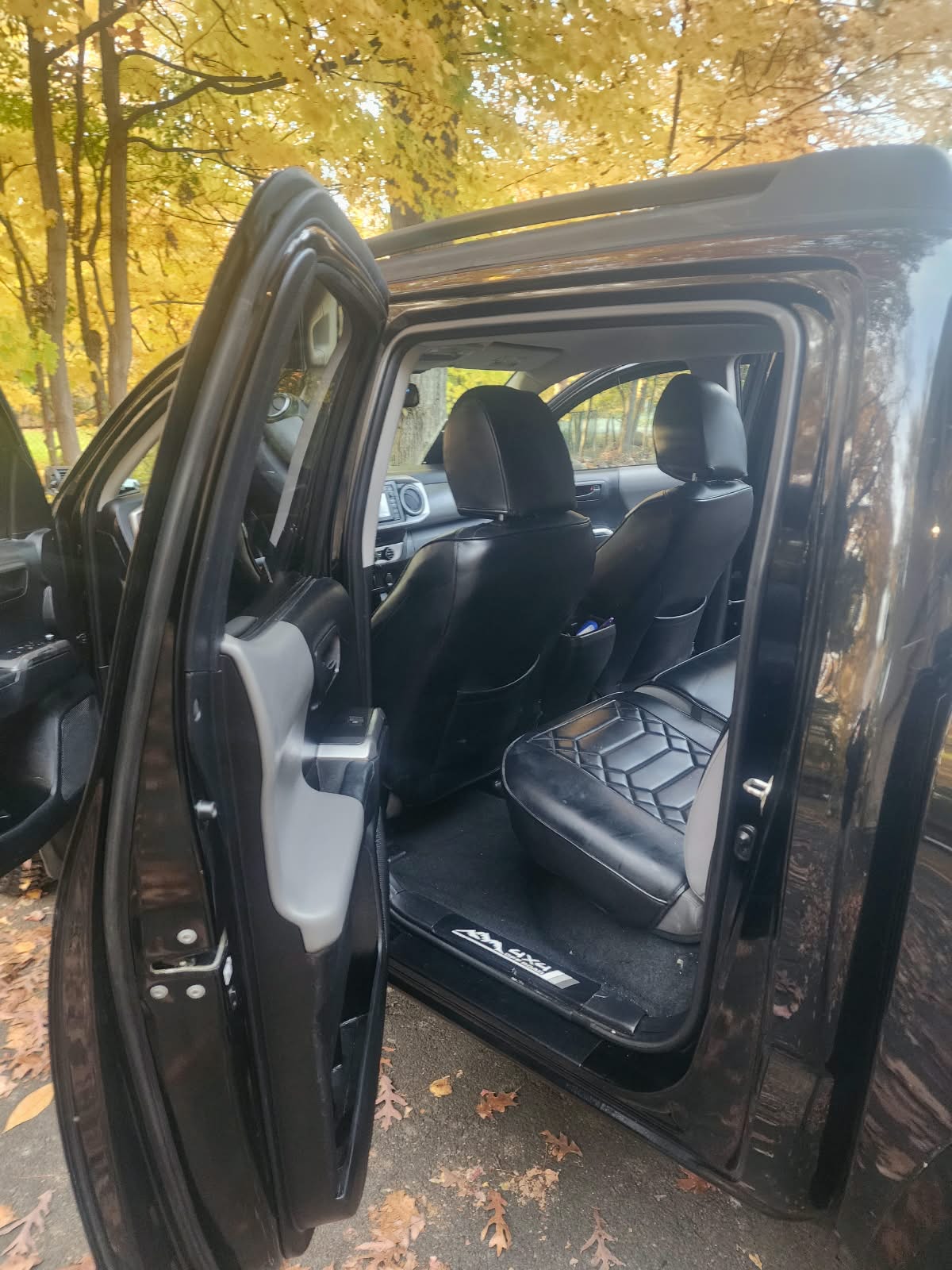 Used 2018 Toyota Tacoma SR5 w/ Exterior Package AWD/4WD image 4