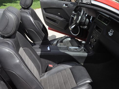 Used 2014 Ford Mustang GT Premium w/ Equipment Group 402A RWD image 9