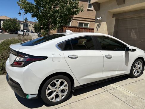 Used 2016 Chevrolet Volt Premier w/ Driver Confidence Package FWD image 2