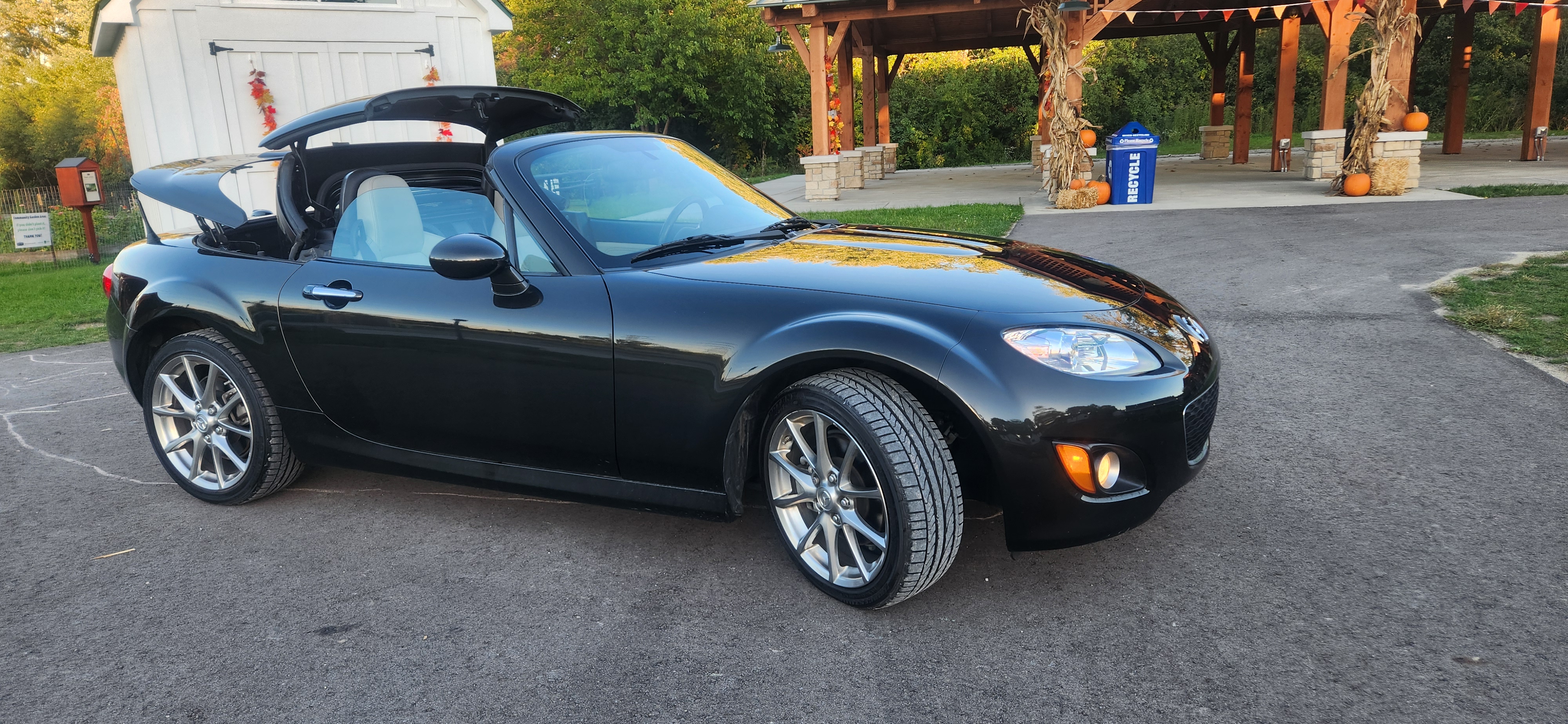 Used 2011 MAZDA MX-5 Miata Grand Touring RWD image 4