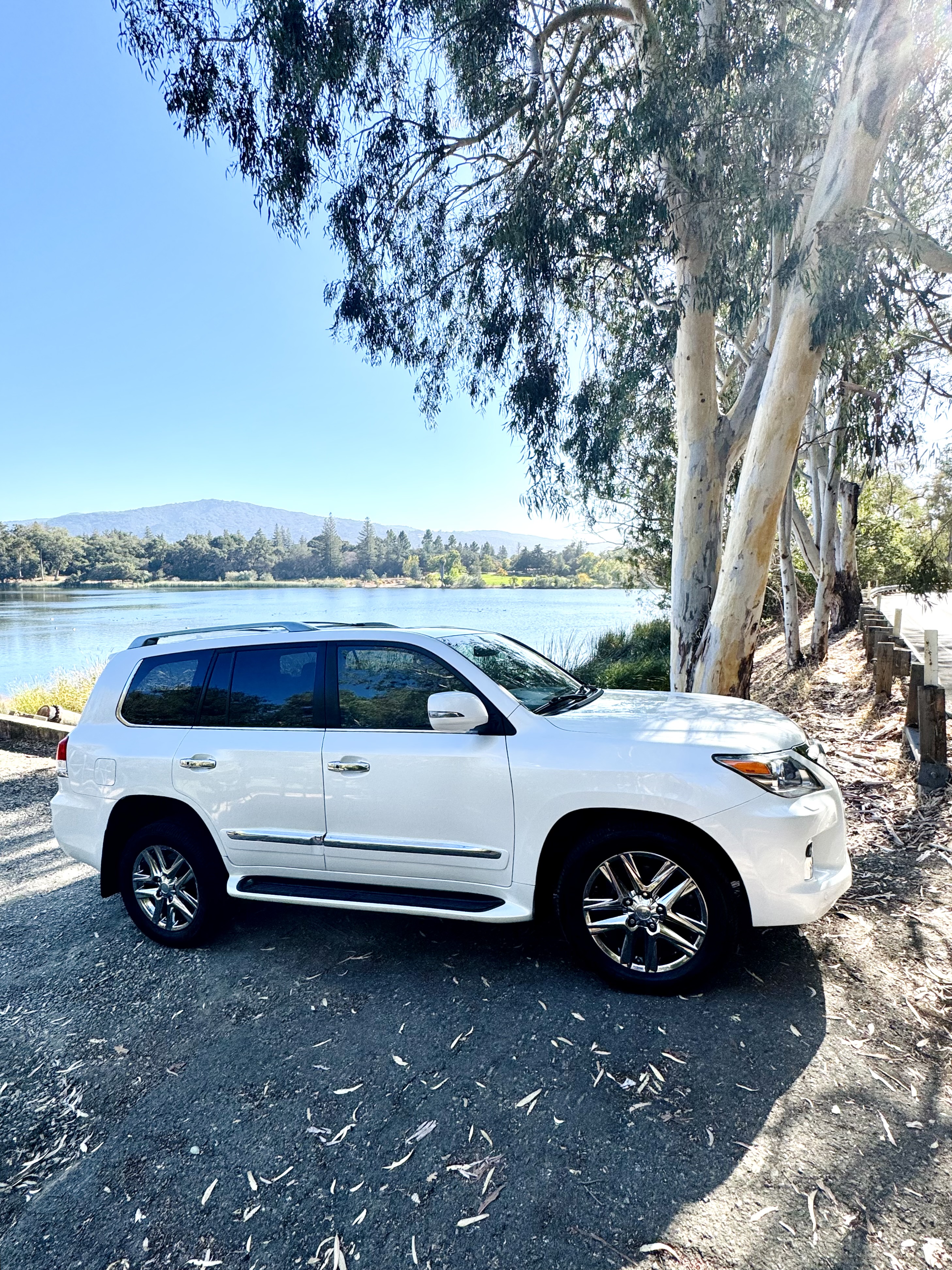 Used 2015 Lexus LX 570 4WD image 2