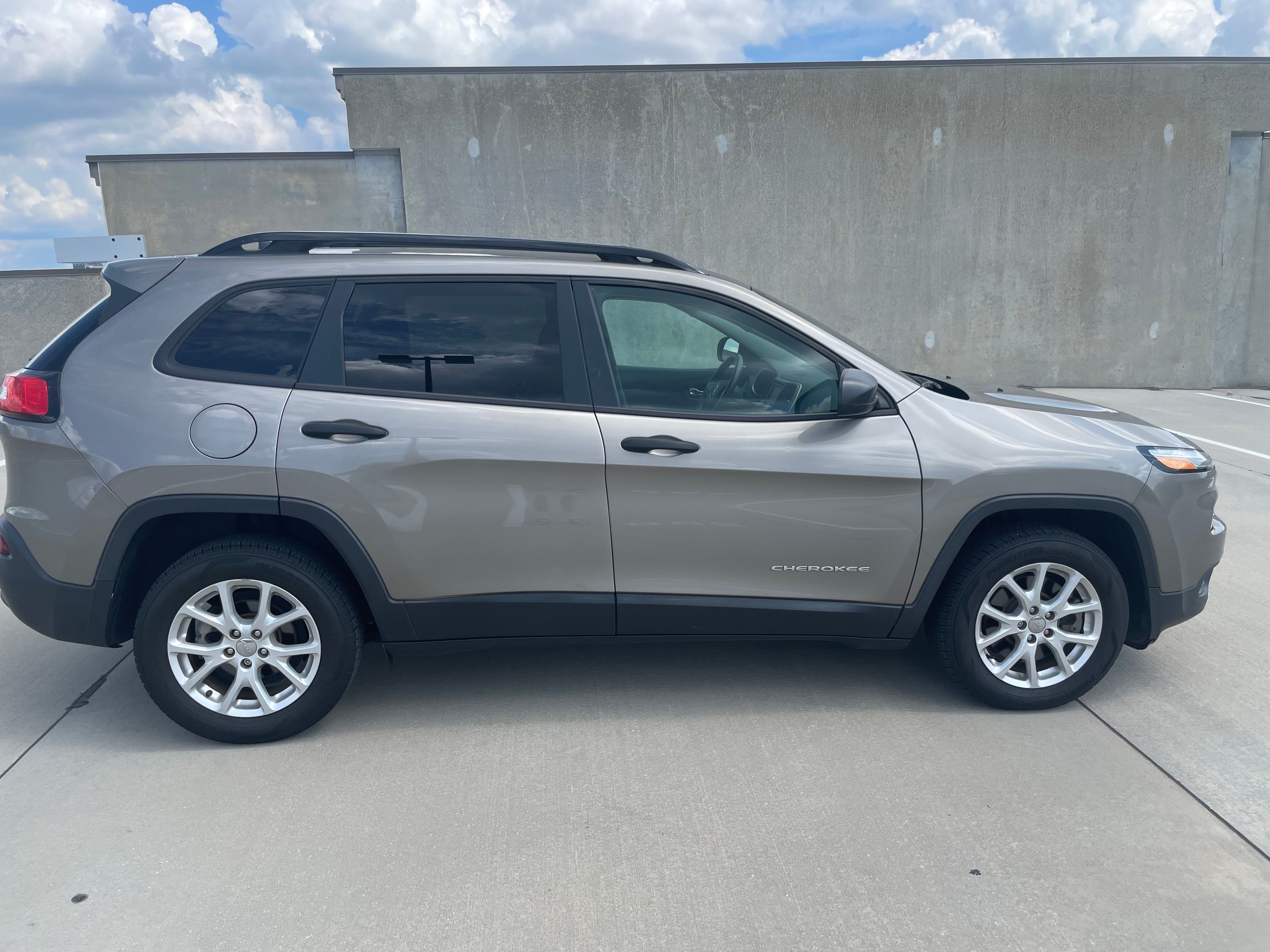 Used 2017 Jeep Cherokee Sport FWD image 8