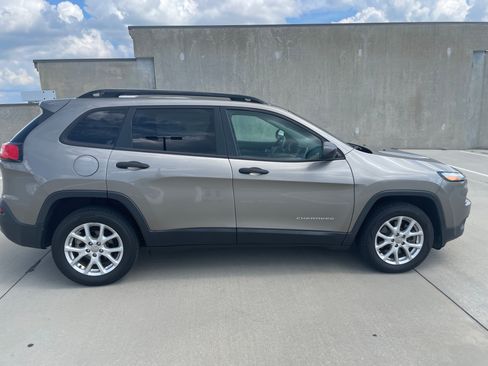 Used 2017 Jeep Cherokee Sport FWD image 8