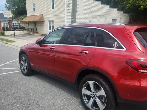 Used 2021 Mercedes-Benz GLC 300 image 1
