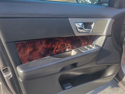 Used 2011 Jaguar XF image 13