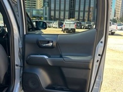 Used 2019 Toyota Tacoma TRD Off-Road image 10