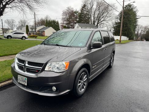 Used 2017 Dodge Grand Caravan SXT image 4
