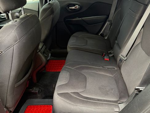Used 2015 Jeep Cherokee Latitude w/ Cold Weather Group FWD image 9