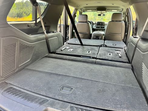 Used 2021 Chevrolet Suburban LT RWD image 24