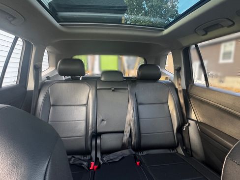 Used 2018 Volkswagen Tiguan SE w/ Panoramic Sunroof Package AWD/4WD image 12