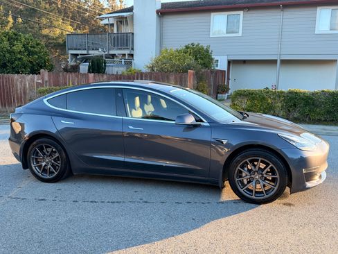 Used 2018 Tesla Model 3 Mid Range image 9