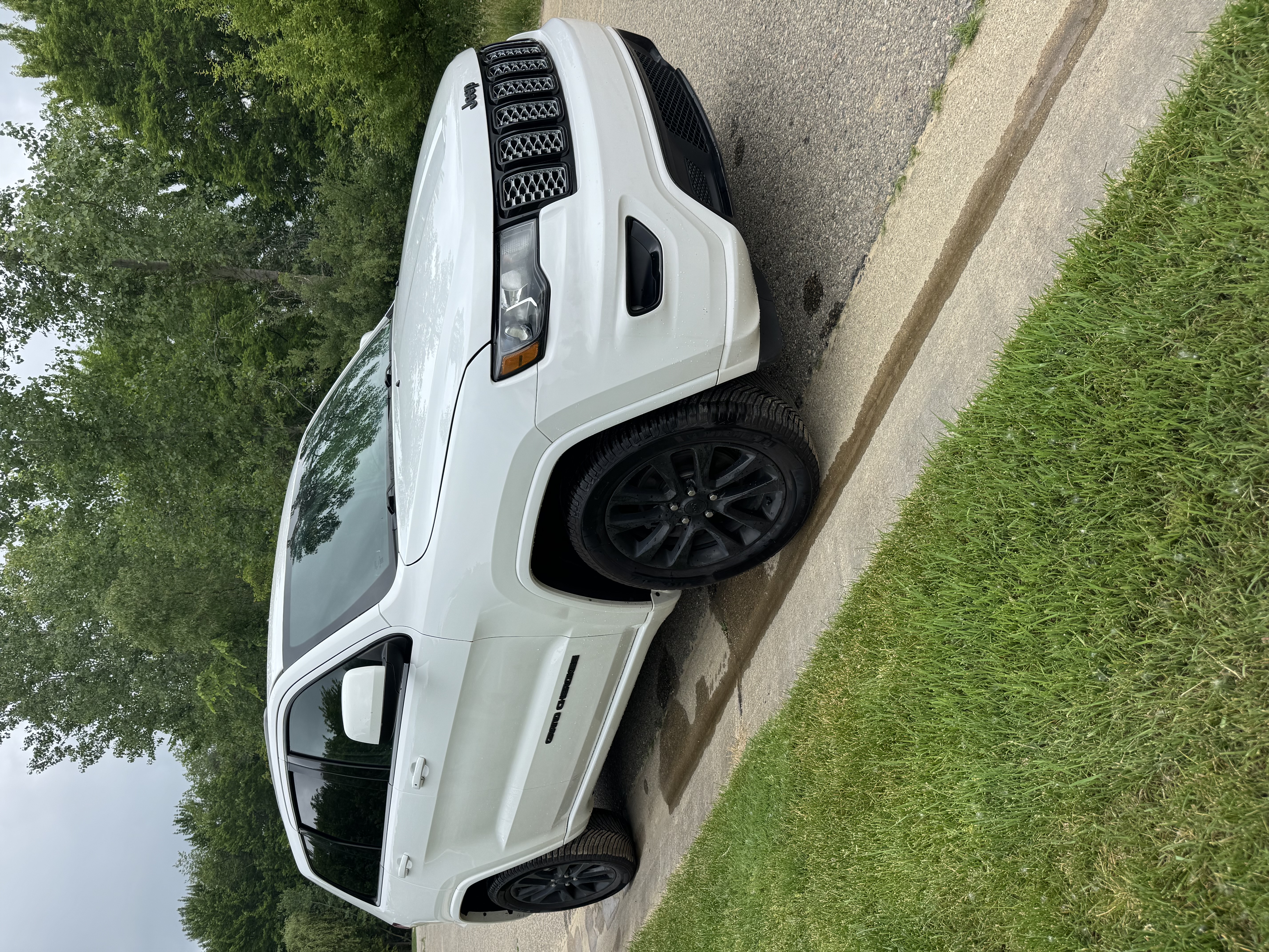 Used 2019 Jeep Grand Cherokee Altitude AWD/4WD image 4