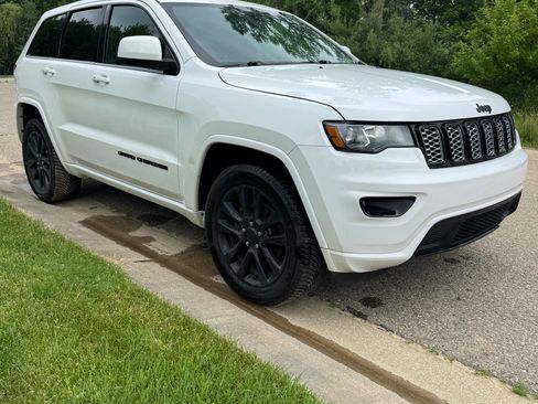 Used 2019 Jeep Grand Cherokee Altitude AWD/4WD image 4