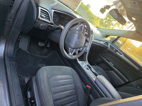 Used 2017 Ford Fusion SE FWD image 11