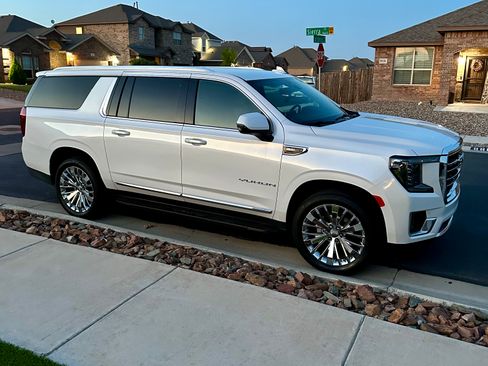 Used 2022 GMC Yukon XL SLT w/ SLT Luxury Package image 12