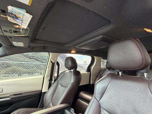 Used 2022 Toyota Sienna Platinum image 6
