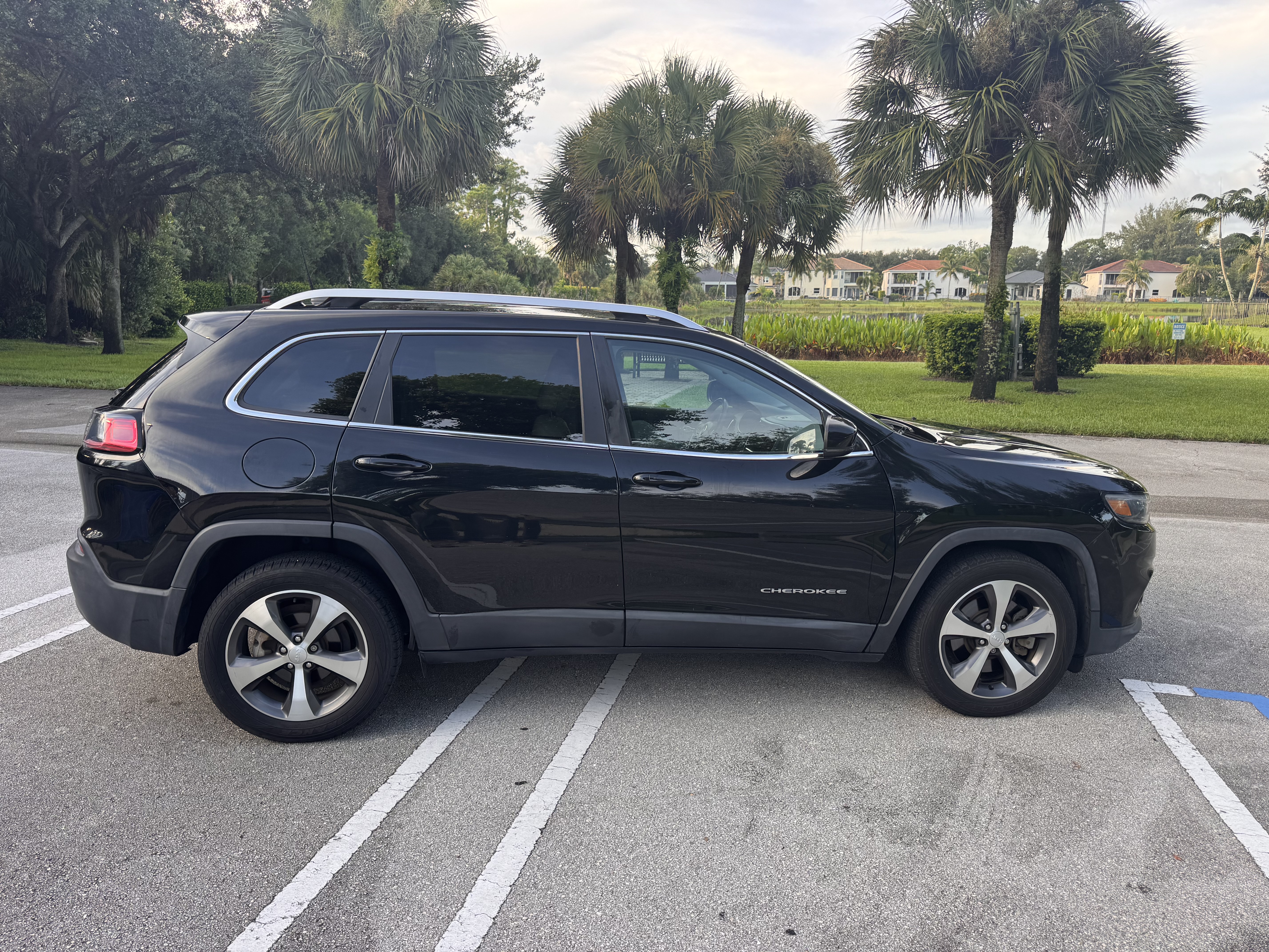Used 2020 Jeep Cherokee Limited FWD image 2