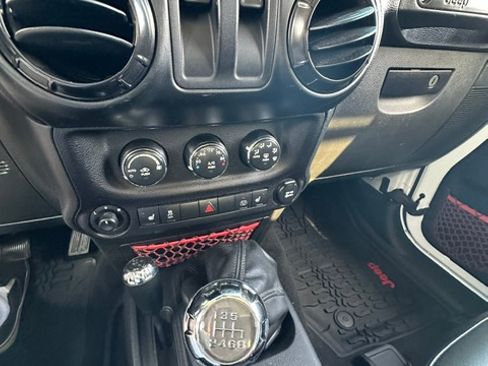 Used 2017 Jeep Wrangler Rubicon AWD/4WD image 4