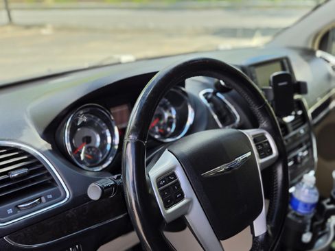 Used 2016 Chrysler Town & Country Touring FWD image 8