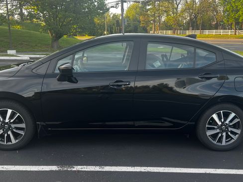 Used 2021 Nissan Versa SV FWD image 4