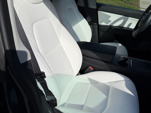 Used 2022 Tesla Model Y Performance image 9