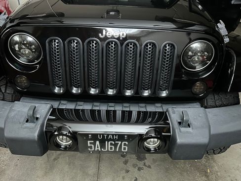 Used 2010 Jeep Wrangler Sahara w/ Dual Top Group AWD/4WD image 11