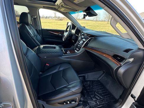Used 2018 Cadillac Escalade Luxury image 10