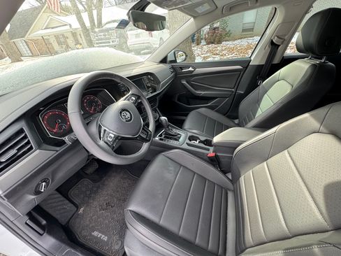 Used 2021 Volkswagen Jetta SE w/ SE Cold Weather Package image 8