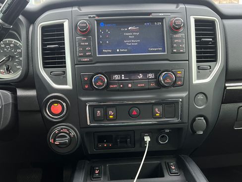 Used 2018 Nissan Titan SV image 10