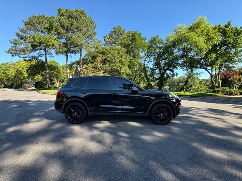 Used 2012 Porsche Cayenne Turbo AWD/4WD image 2