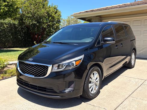 Used 2016 Kia Sedona LX w/ LX Convenience Package FWD image 1