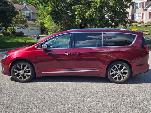 Used 2017 Chrysler Pacifica Limited image 4