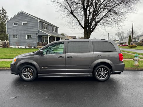 Used 2017 Dodge Grand Caravan SXT image 6