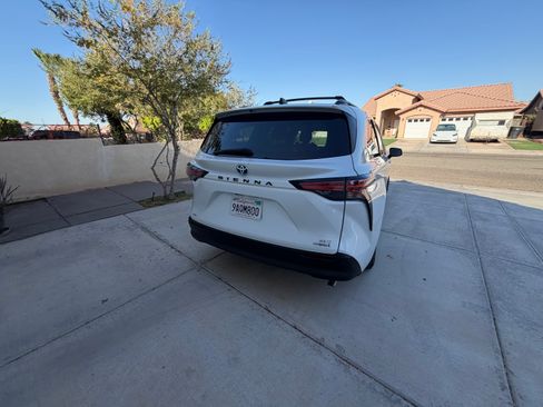 Used 2022 Toyota Sienna XLE AWD/4WD image 6