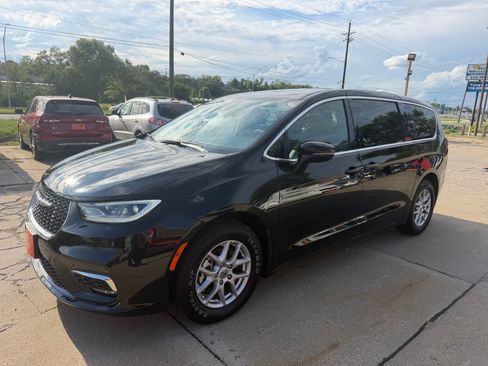 Used 2025 Chrysler Pacifica Select FWD image 4