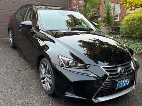 Used 2018 Lexus IS 300 w/ Comfort Package RWD image 2