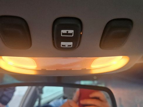 Used 2006 Lincoln Town Car Signature Limited image 17