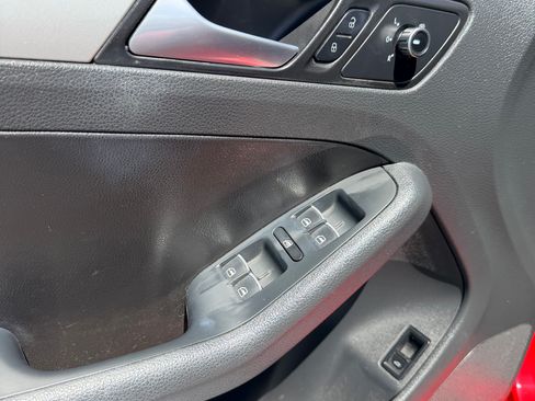 Used 2013 Volkswagen Jetta SE FWD image 16