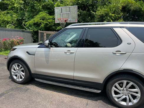 Used 2017 Land Rover Discovery HSE image 11